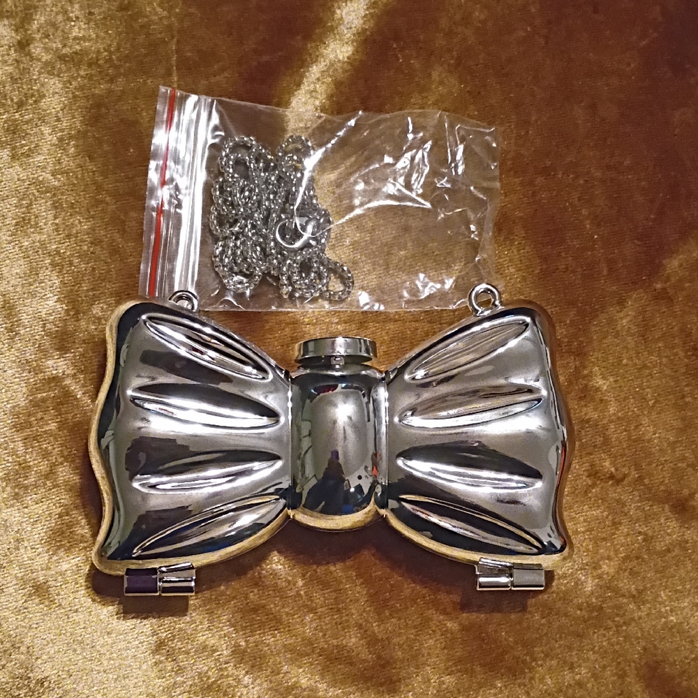 Metallic Silver Bow Mini Show Off Bag 👛